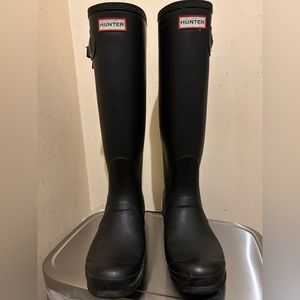 Hunter tall rain boots with down socks included